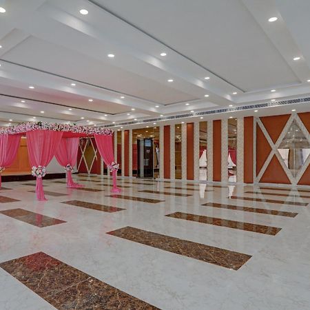 Collection O Palm Bliss Hotel Kanpur Exterior photo
